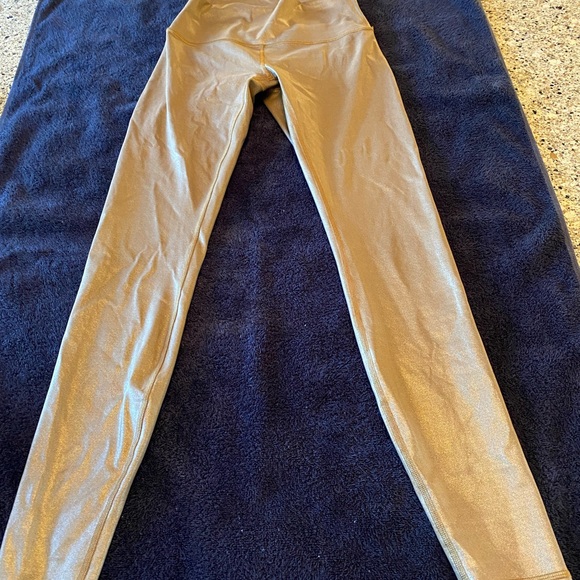 Lululemon gold leggings size 2 in excellent barely worn condition - Picture 3 of 3